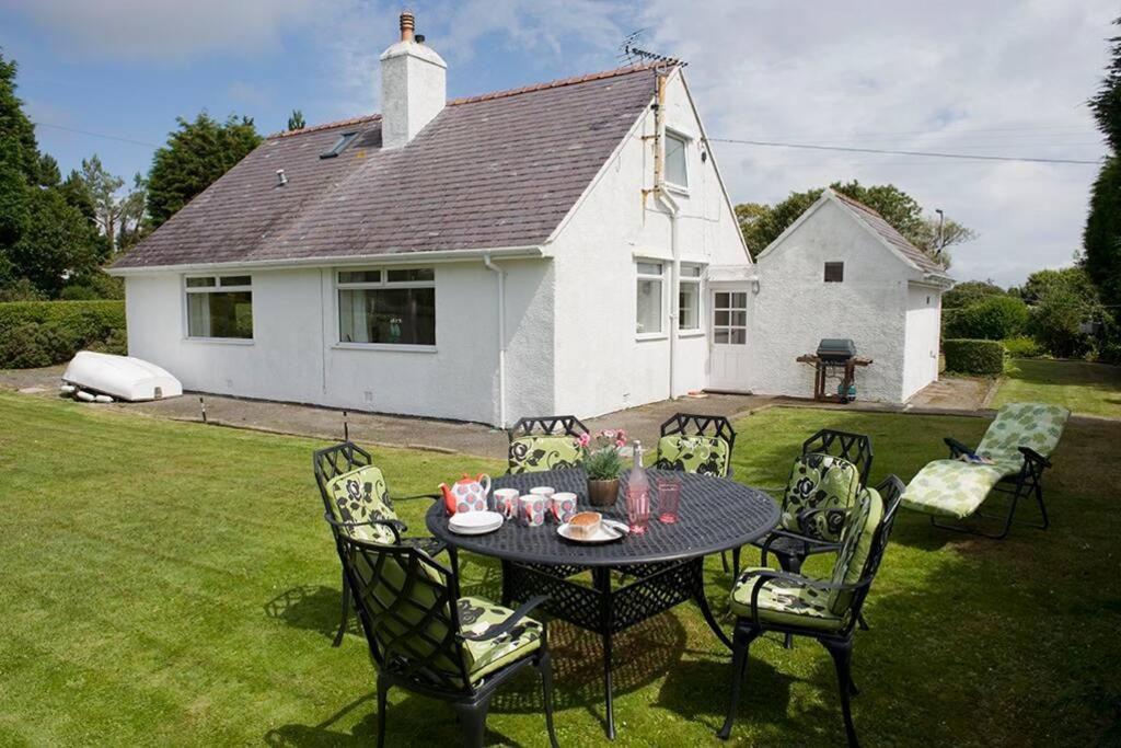 Cae Grugog Cottage-3 Bed-Sleeps 6-Ground Floor Bathroom トレアルジル エクステリア 写真