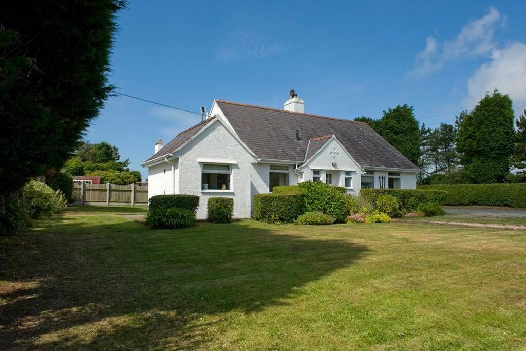 Cae Grugog Cottage-3 Bed-Sleeps 6-Ground Floor Bathroom トレアルジル エクステリア 写真