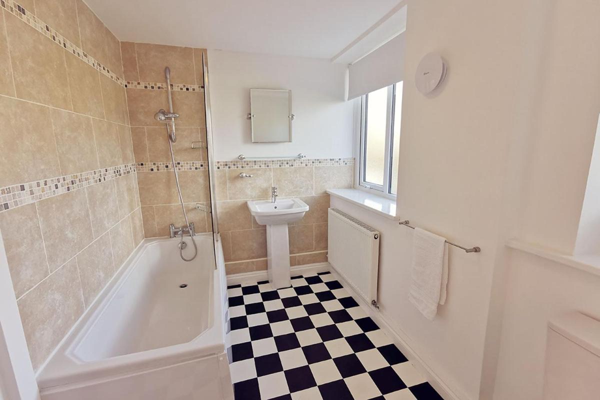 Cae Grugog Cottage-3 Bed-Sleeps 6-Ground Floor Bathroom トレアルジル エクステリア 写真